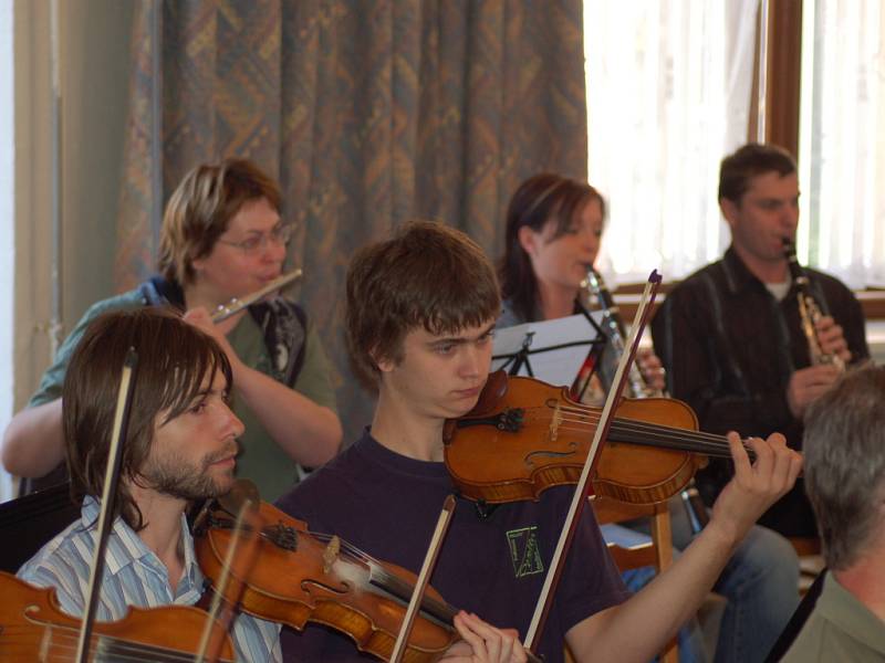 Pracovní setkání Jiřího Pavlici se žáky a orchestrem ZUŠ.