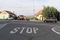 Havárie na křižovatce ve Slavkově: řidička Škody Octavia srazila motorkářku na Kawasaki