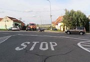 Havárie na křižovatce ve Slavkově: řidička Škody Octavia srazila motorkářku na Kawasaki