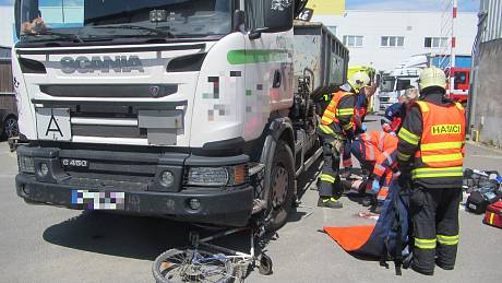 Těžce zraněného cyklistu vyprošťovali z pod kol kamionu ve Starém Městě