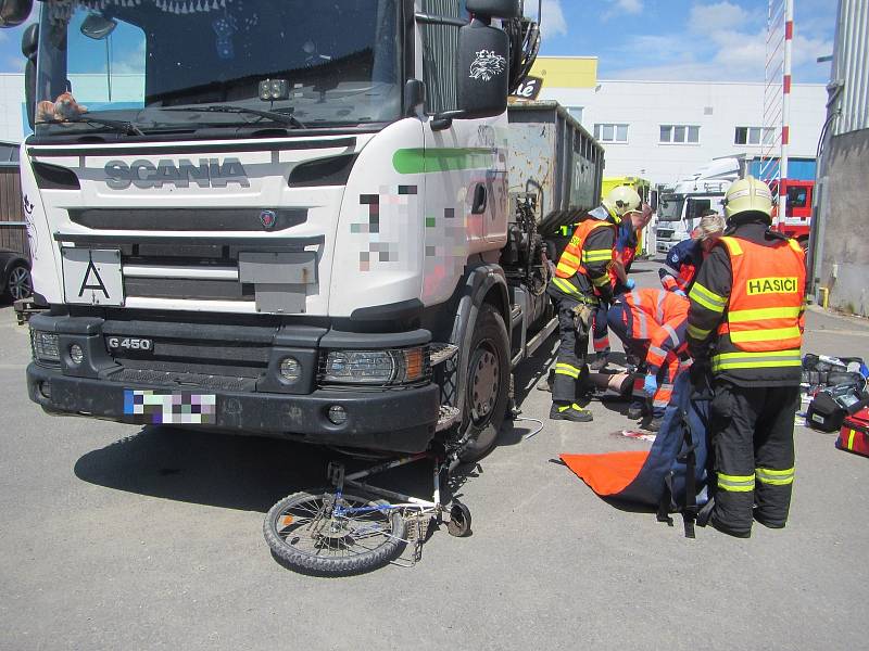 Těžce zraněného cyklistu vyprošťovali z pod kol kamionu ve Starém Městě