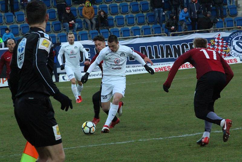 Fotbalisté Slovácka (v bílých dresech) se ve šlágru 18. kola HET ligy utkali se Spartou Praha. Televizní duel ovlivnilo mrazivé počasí. Foto: Deník/Stanislav Dufka