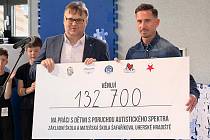 Výtěžek akce Auty pro autisty ve výši 132 700 Kč, předal Milan Petržela hradišťské škole.