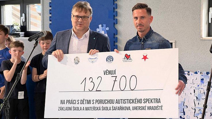 Výtěžek akce Auty pro autisty ve výši 132 700 Kč, předal Milan Petržela hradišťské škole.