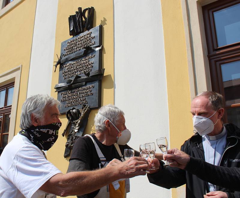 Instalace pamětní desky připomínající Akci K na velehradském gymnáziu. Její umístění naproti vstupu do baziliky řídil autor díla akademický sochař Otmar Oliva