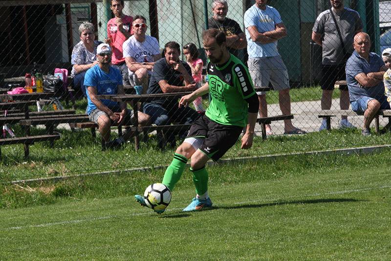 Fotbalisté Zlechova (zelené dresy) ve 22. kole krajské I. A třídy skupiny zdolali Újezdec 2:1 a přiblížili se záchraně.