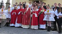 Celkem 36 katolíků přijalo v neděli 6. října ve zcela zaplněném bílovickém kostele Narození sv. Jana Křtitele svátost biřmování