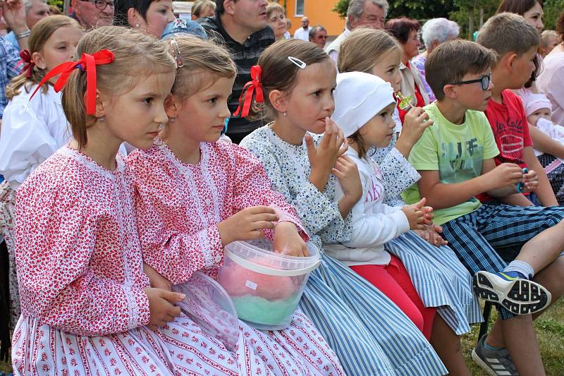 Drmolice z Polešovic s babkou kořenářkou přišly dívkám i ženám na pomoc, když na ně přijde toužení jako velká moc.