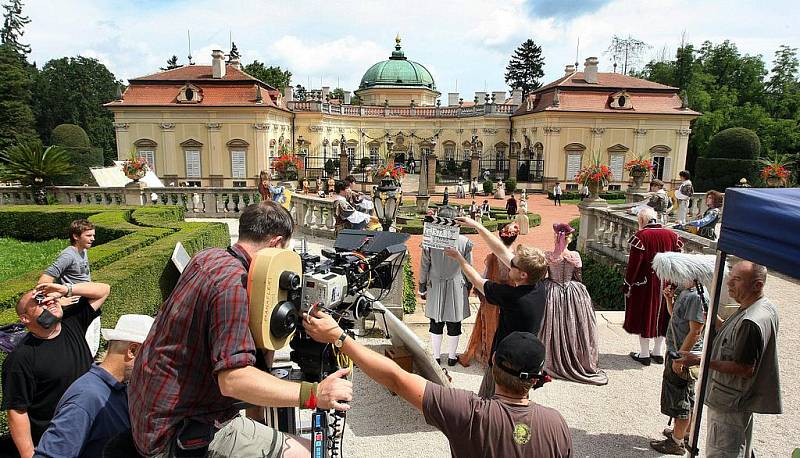 Režisér Zdeněk Troška od soboty 7. srpna natáčí v areálu buchlovického zámku svou novou filmovou pohádku Čertova nevěsta.