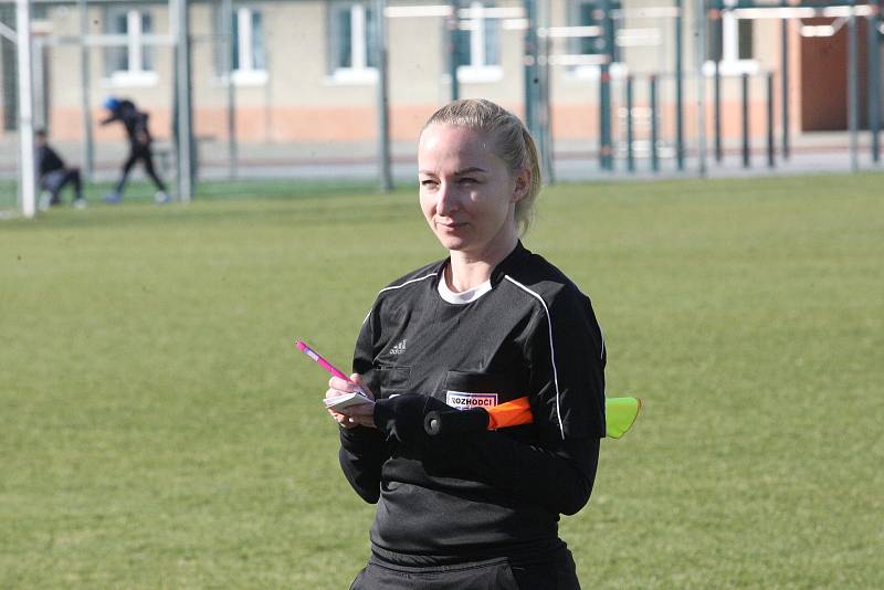 Fotbalisté Hluku (fosforové dresy) v dohrávce 10. kola krajské I. A třídy skupiny B deklasovali Bojkovice 8:1.