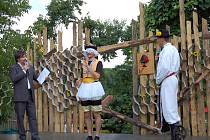 Folklorní soubor Kunovjan se na Medovém zpívání v Kudlovicích proměnil ve včely.