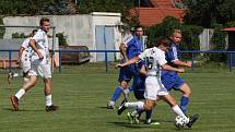 Fotbalisté Kunovic (modré dresy) prohráli v prvním zápase nové sezony doma s Těšnovicemi 0:3.