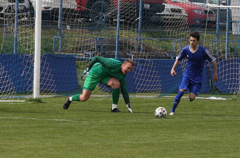 Fotbalisté Kunovic (modré dresy) i přes snaživý výkon doma podlehli Bojkovicím 1:2.