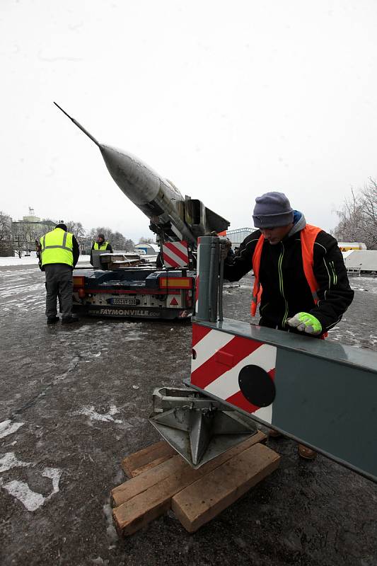 Nadzvuková stíhačka MiG-23MF z pražských Malešic se vykládá v  leteckém Muzeu v Kunovicích.