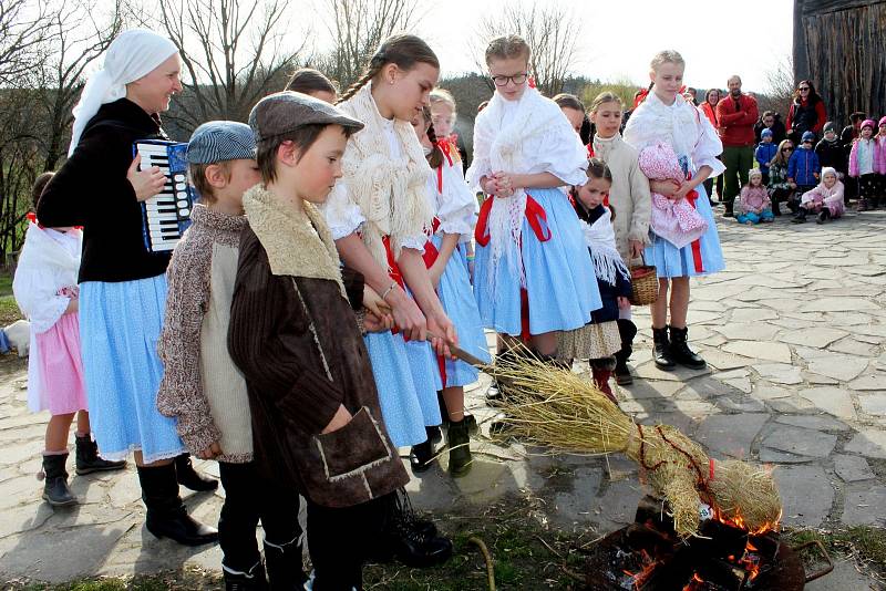 Koštem vína a otužileckou rozplavbou přivítali na Modré jaro