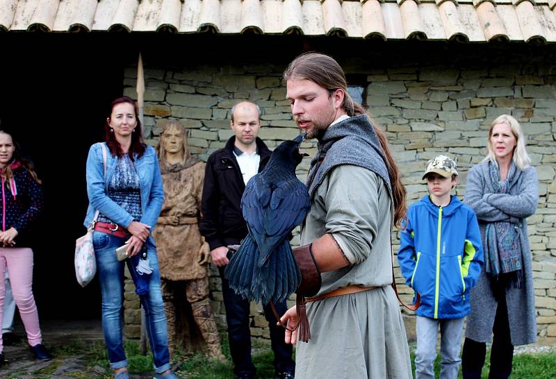 Ve skanzenu nebude chybět jarmark, výsadba starých odrůd révy vinné, sokolníci ani veselohra.