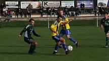 Fotbalisté Nivnice (zelené dresy) v 10. kole krajské I. A třídy skupiny B doma zdolali Buchlovice 2:0.