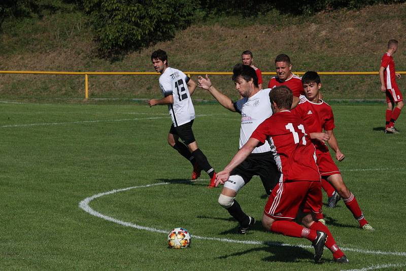 Fotbalisté Ořechova (bílé dresy) v prvním zápase nové sezony zdolali Uherský Ostroh 7:2.