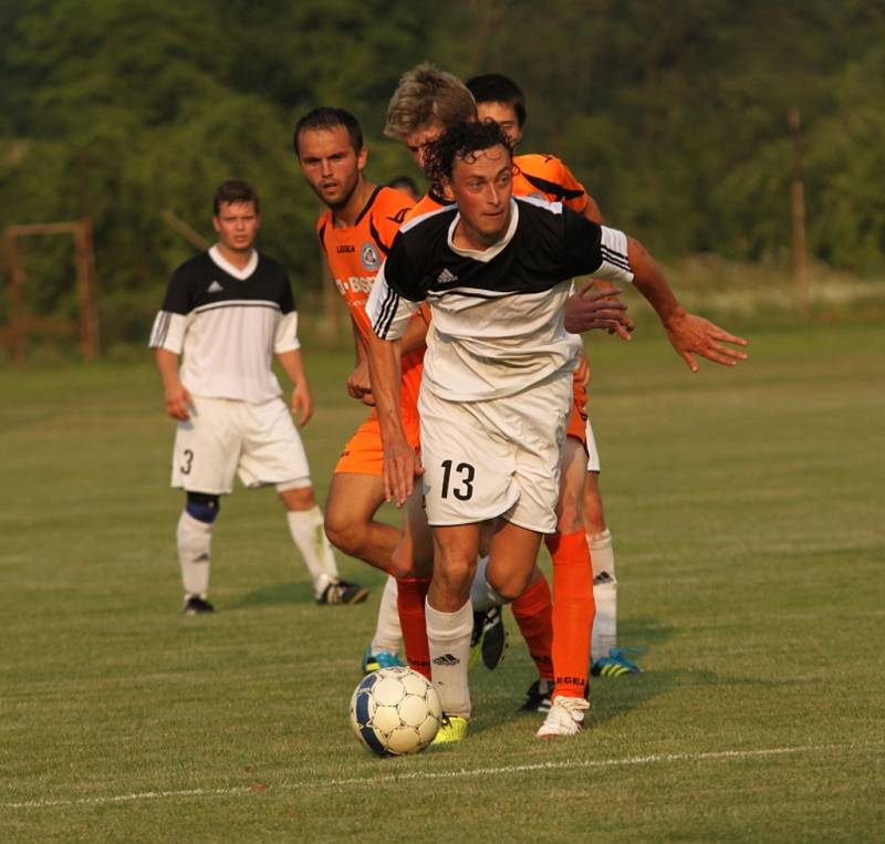 Předkolo poháru KFS. Ostrožská Lhota - Březolupy 2:0 (0:0) (Lhota v oranžovém). U míče březolupský Viktor Johaník, za ním střelci Lhoty Marek Kopeček a Jiří Jurčeka.