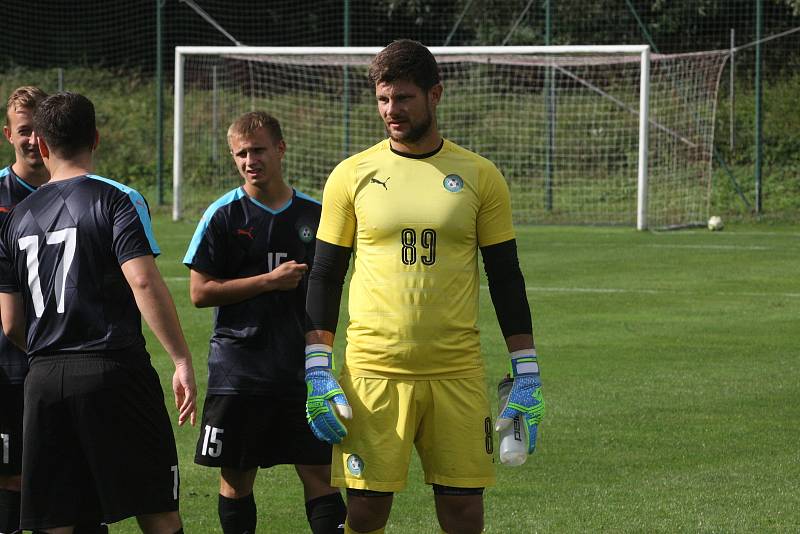 Fotbalisté Osvětiman (tmavé dresy) ve šlágru 8. kola I. A třídy skupiny B zdolali Hluk 3:2.