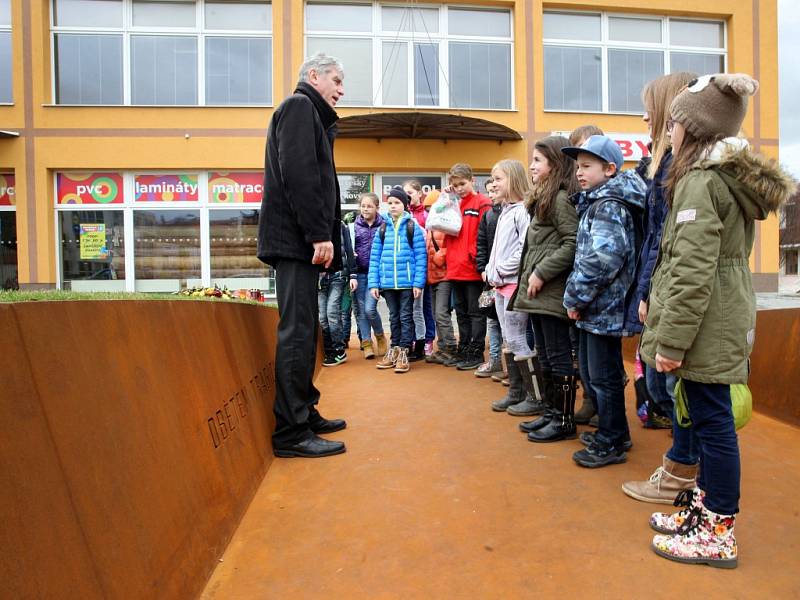 Pietní místo obětem střelby z 24. 2. 2015 v U­herském Brodě.