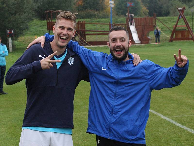 Fotbalisté Polešovic (světle modré dresy) v 10. kole krajské I. B třídy skupiny C zdolali doma na hody Lhotu 3:1.