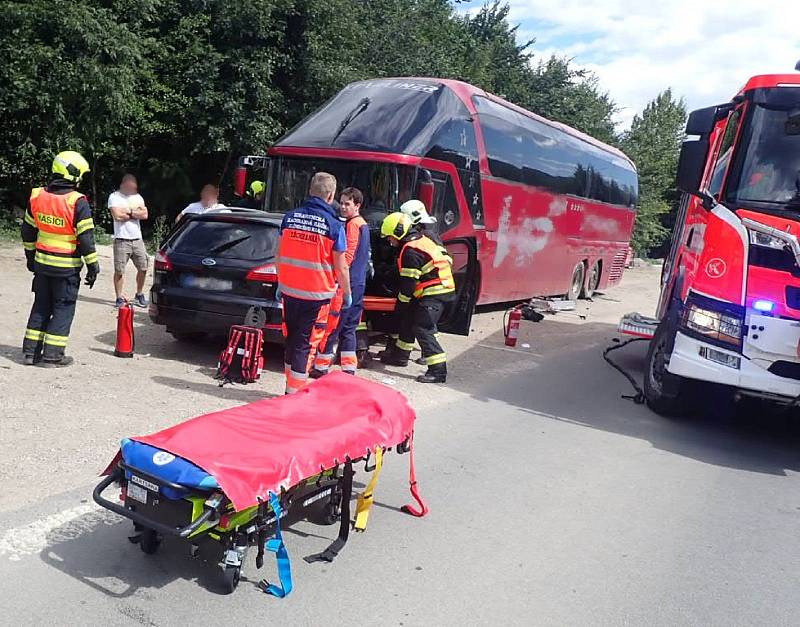 Náraz osobního auta do autobusu ve Strání si vyžádal zranění.