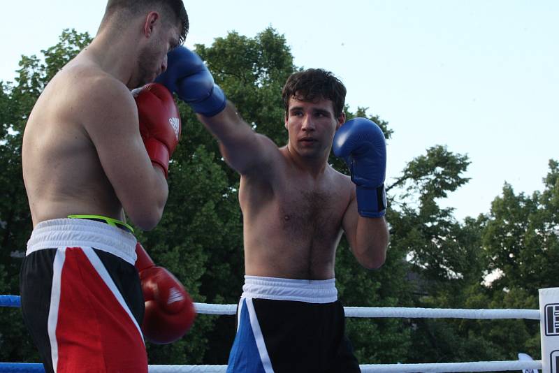 Začátek Slováckého léta zpestřil exhibiční boxerský zápas mistra světa Lukáše Konečného s Ondřejem Chudobou i souboje členů Gym-k.o. boxing team.