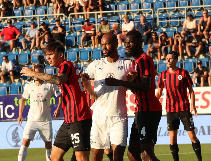 Fotbalisté Slovácka (bílé dresy) ve čtvrtek večer hostili  v odvetě Evropské konferenční ligy bulharský celek Lokomotiv Plovdiv.