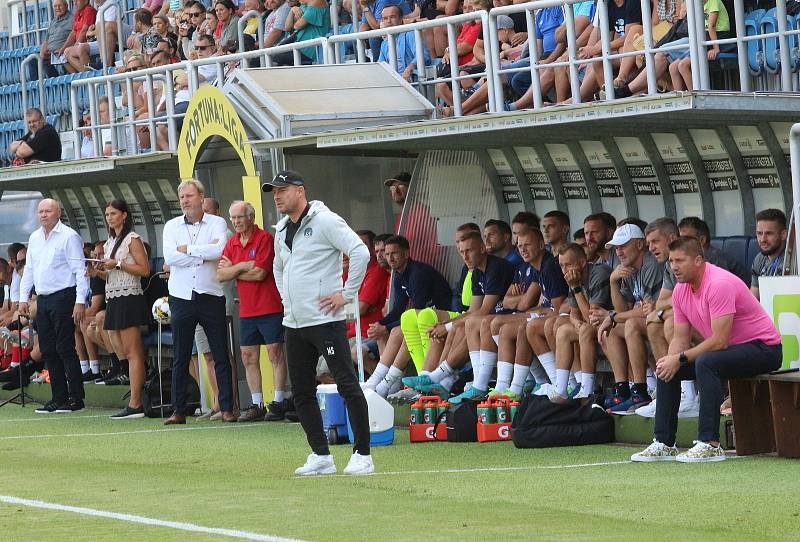 Fotbalisté Slovácka (bílé dresy) v neděli doma přivítali Hradec Králové.