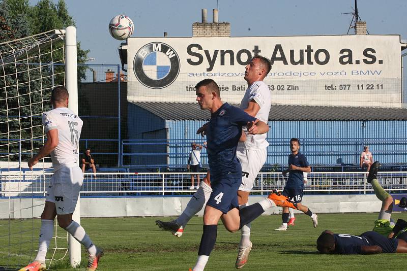 Fotbalisté Slovácka (bílé dresy) na úvod letní přípravy přehráli druholigový Vyškov 6:1.