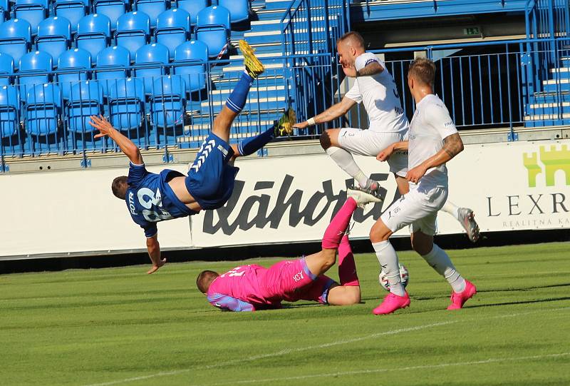 Fotbalisté Slovácka (v bílých dresech) vyhráli v Senici 1:0