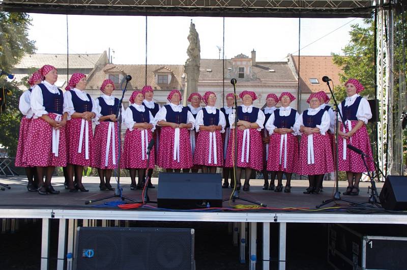 Mikroregion Bílé Karpaty na Slováckých slavnostech vína a otevřených památek na nádvoří Galerie Slováckého muzea v Uherském Hradišti.