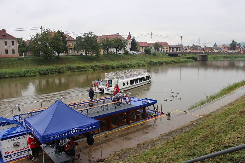 Plné muzikantské lodě vyplouvaly na Slavnostech vína každou půl hodinu. Za tu dobu s návštěvníky obkroužily řeku Moravu za doprovodu kapel Frajeři, Duo Graž a Vencas Group.