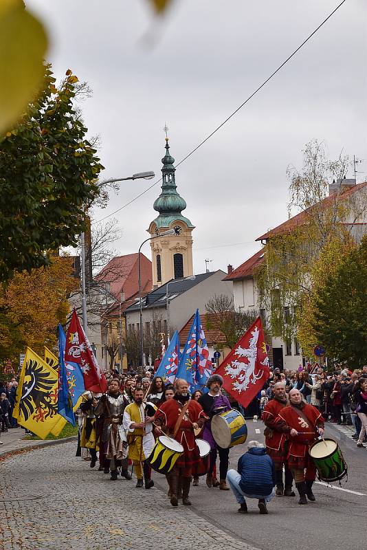 Historický průvod Broďanů a zástupců Přemyslovských měst prošel Uherským Brodem v sobotu 29. října odpoledne. Byl to jeden z vrcholů oslav 750 let od povýšení Uherského Brodu na královské město králem Přemyslem Otakarem II.