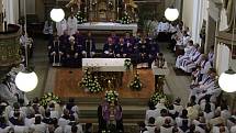 Na pohřeb brodského děkana dorazilo tisíc věřících i stovka kněží. Nechyběli arcibiskup, biskupové, hejtman ani senátor