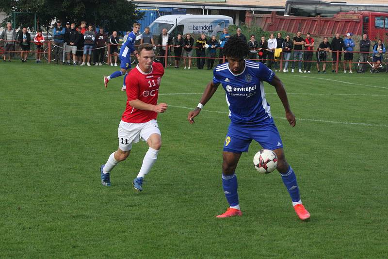 Fotbalisté Uherského Brodu (červené dresy) ve 2. kole MOL Cupu podlehli druholigové Jihlavě 1:2 a v poháru končí.