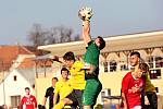 Fotbalisté Uherského Brodu (v červených dresech) v 17. kole Fortuna MSFL remizovali s Kroměříží 1:1.