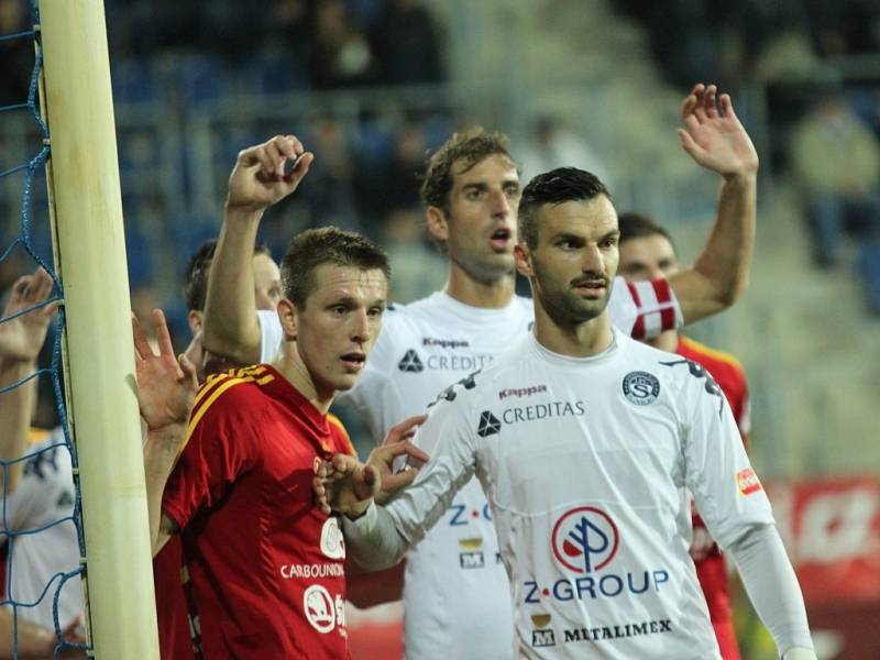 Fotbal Gambrinus liga 1. FC Slovácko - Dukla Praha. Tomáš Košút, za ním Libor Došek.