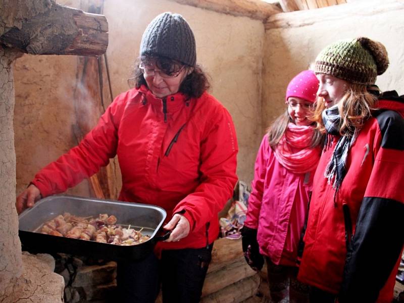 V CHÝŠÍCH SLOVANŮ. Skautíci se museli starat o oheň a přípravu jídla. Potraviny jim však Slované do jejich příbytků nepřivezli. Ty si skauti museli přinést ze svých domovů.