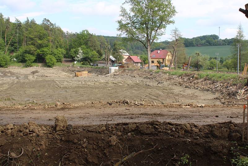 Zásadní obnova na rybníku Hluboček v Březolupech za vesnicí