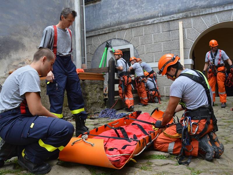 Hasiči z Uherského Hradiště ve čtvrtek 3. září na hradě Buchlově nacvičovali záchranu osoby, která spadla do 14 metrů hluboké studny. 