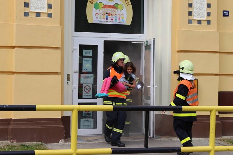 Dobrovolní hasiči z pěti obcí na Uherskobrodsku si vyzkoušeli evakuaci a záchranu dětí ze základní školy v Horním Němčí.