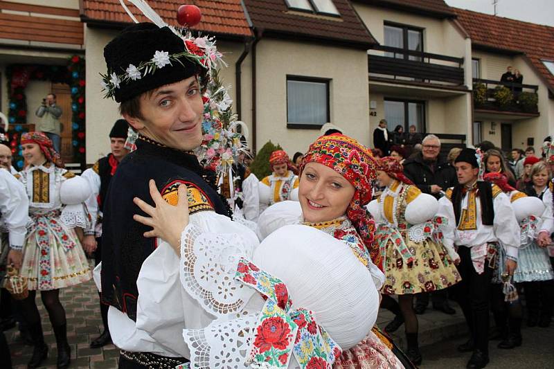 Sourozenecké duo si před domem rodičů zatancovalo sólo.