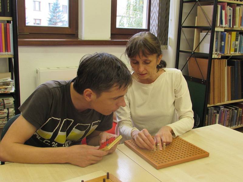 Nevidomí v Knihovně BBB v Uherském Hradišti ukázali své verze deskových her.