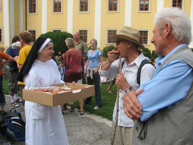 Velehrad/ Cílem pochodu zhruba více než šesti stovek poutníků se v sobotu stala bazilika Nanebevzetí Panny Marie a svatých Cyrila a Metoděje na Velehradě. Ke kořenům víry, vzdělanosti a kultury přišli z různých míst Moravy.