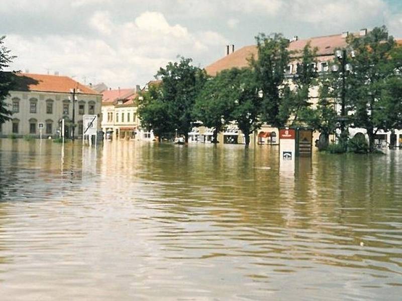 Masarykovo náměstí celé pod vodou.