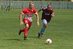 Fotbalisté Slavkova (bíločervené dresy) na úvod nové sezony zdolali Velký Ořechov 1:0.