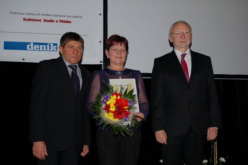 Zvláštní cenu obdržela z rukou žokeje Josefa Váni a starosty Uh. Hradiště Květoslava Tichavského cvičitelka Sokola Milena Semlerová.