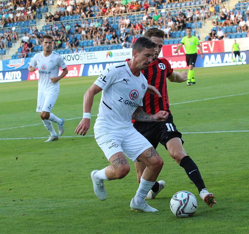 Fotbalisté Slovácka (bílé dresy) ve čtvrtek večer hostili  v odvetě Evropské konferenční ligy bulharský celek Lokomotiv Plovdiv.